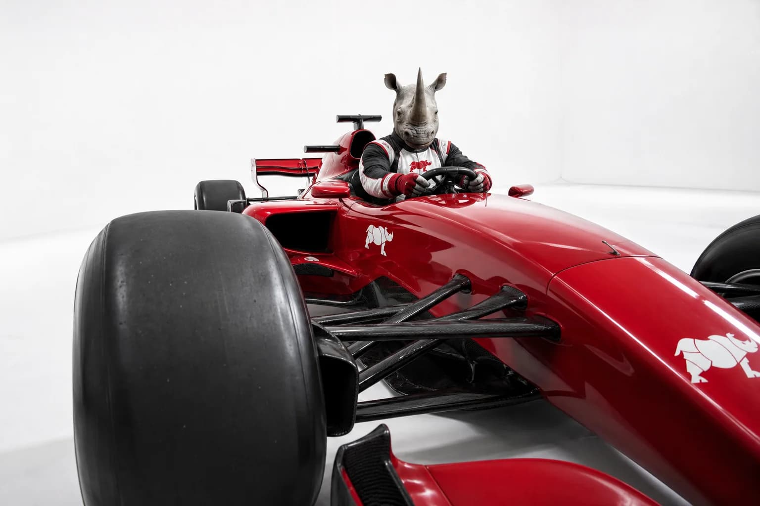 Pilier accélérer votre performance : un pilote à tête de rhinocéros au volant d’une monoplace rouge Groupe Rhinos