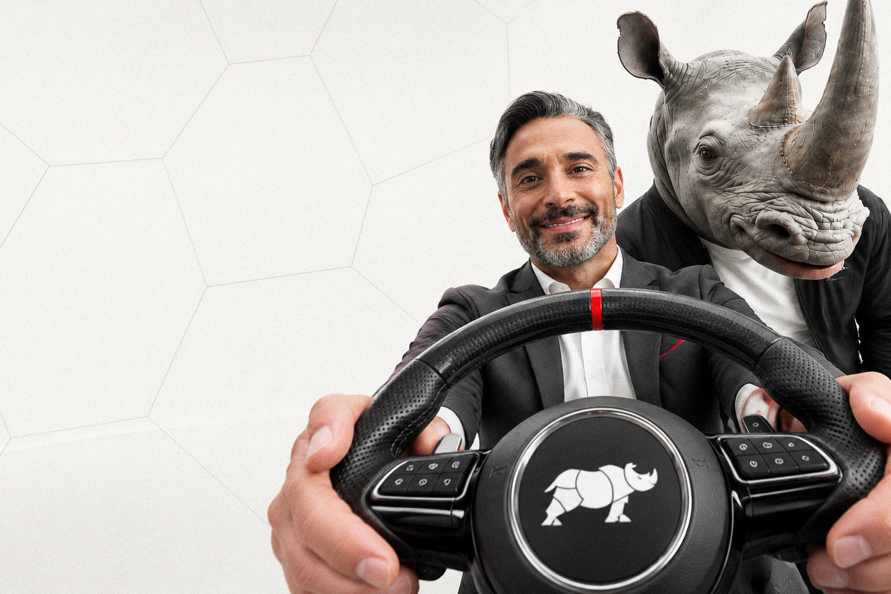 Programme secteur automobile et mobilité : un professionnel et un personnage à tête de rhinocéros au volant Groupe Rhinos